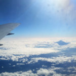 機上の人、富士山を見る